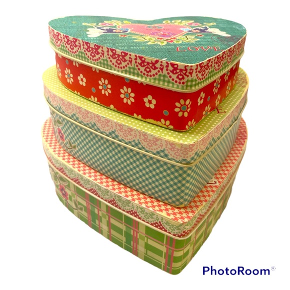Country spring chic Valentine stackable nesting boxes heart shaped metal. - Picture 2 of 4
